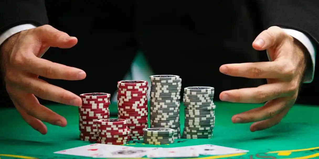 Meja roulette dengan roda nyata dan tampilan langsung dari studio kasino
